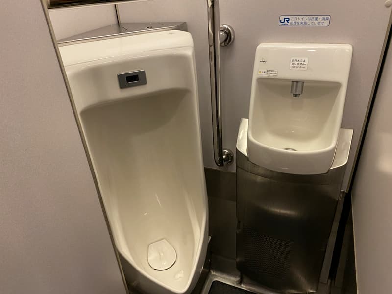 特急こうのとりの男性専用トイレ