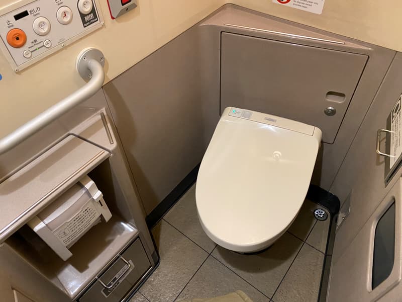 東海道新幹線こだまの男女兼用トイレ
