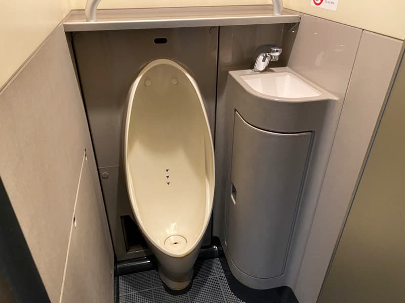 東海道新幹線こだまの男性用トイレ