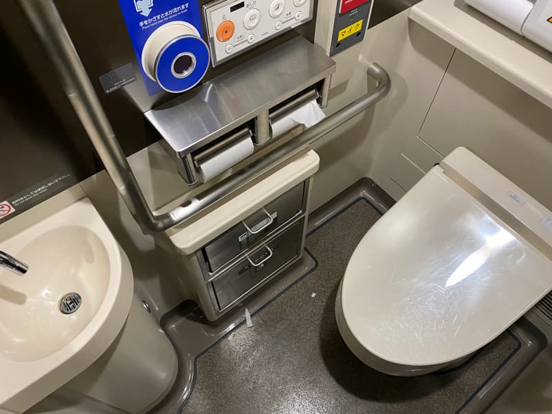 北陸新幹線指定席の男女兼用トイレ