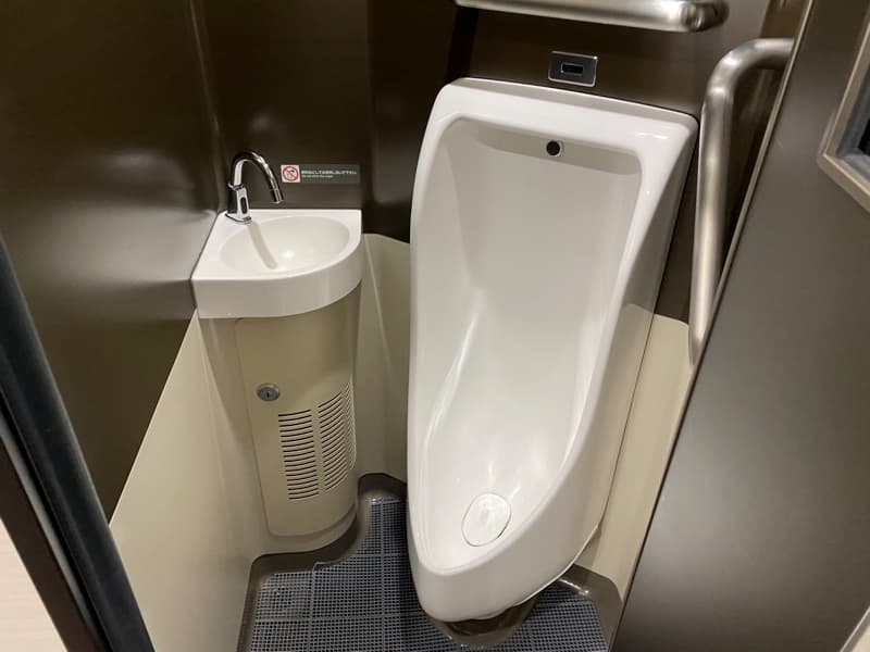 北陸新幹線指定席の男性用トイレ