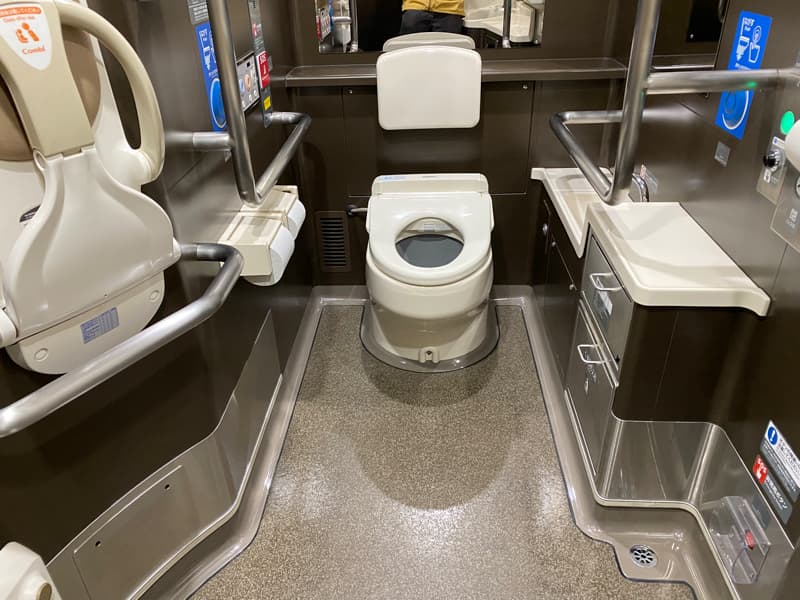 北陸新幹線グリーン車の男女兼用トイレ