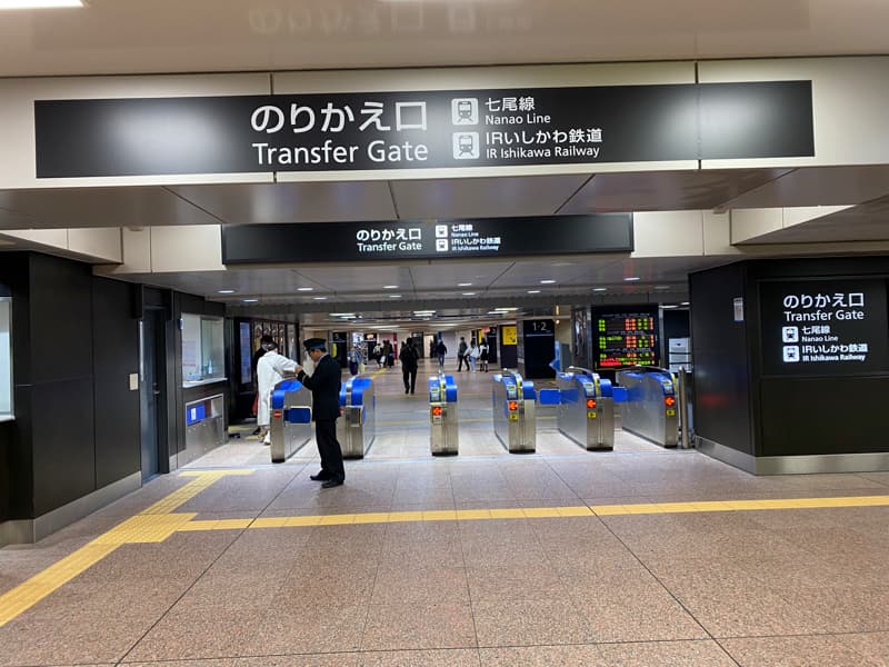 金沢駅の新幹線から在来線への乗り換え口