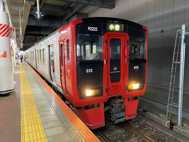 博多駅の鹿児島本線乗り場にいる列車