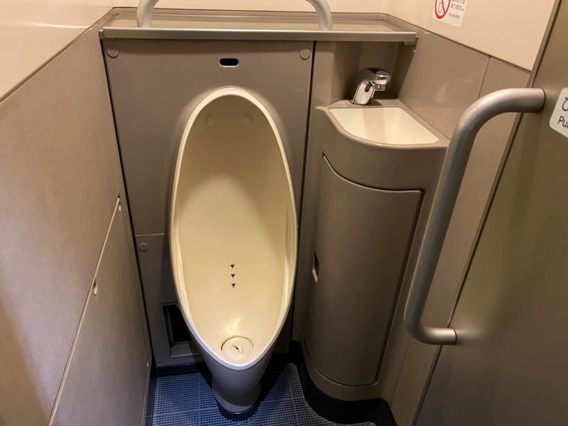 新幹線ひかりの男性用トイレ