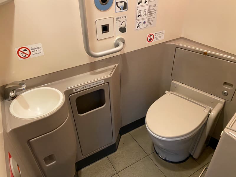 新幹線ひかりの男女兼用トイレ