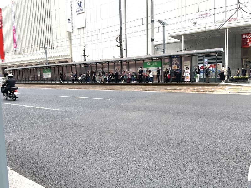 広島電鉄の八丁堀電停で電車を待つ人たち
