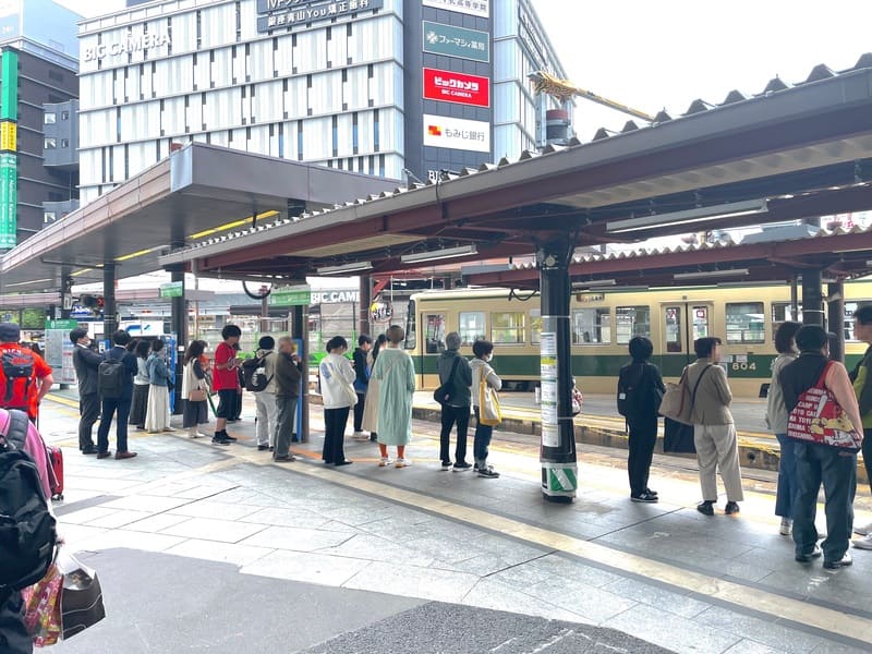 広島電鉄の広島駅の電停での人の並び方