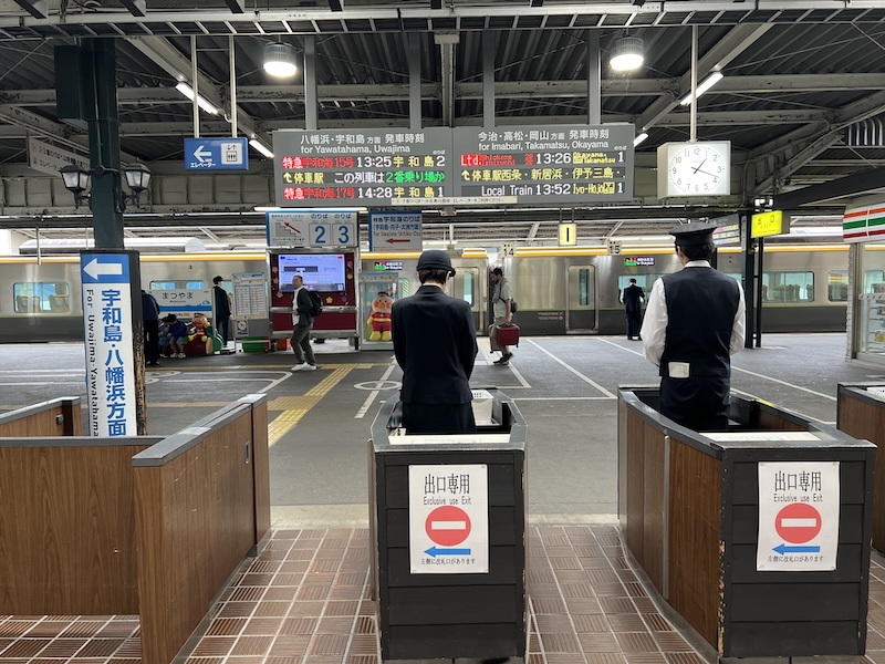 JR松山駅の改札。改札の正面が1番のりば。