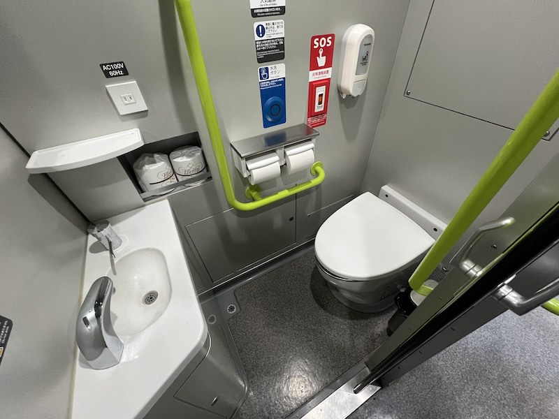 ▼3・5号車の洋式トイレにはオストメイト機能・ベビーチェア・おむつ交換台・着替え台はありません。