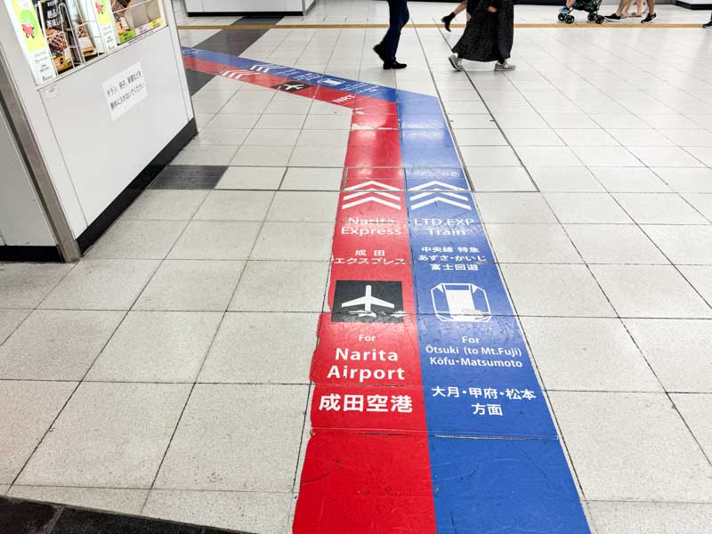 新宿駅・中央本線特急のホームへの通路表示