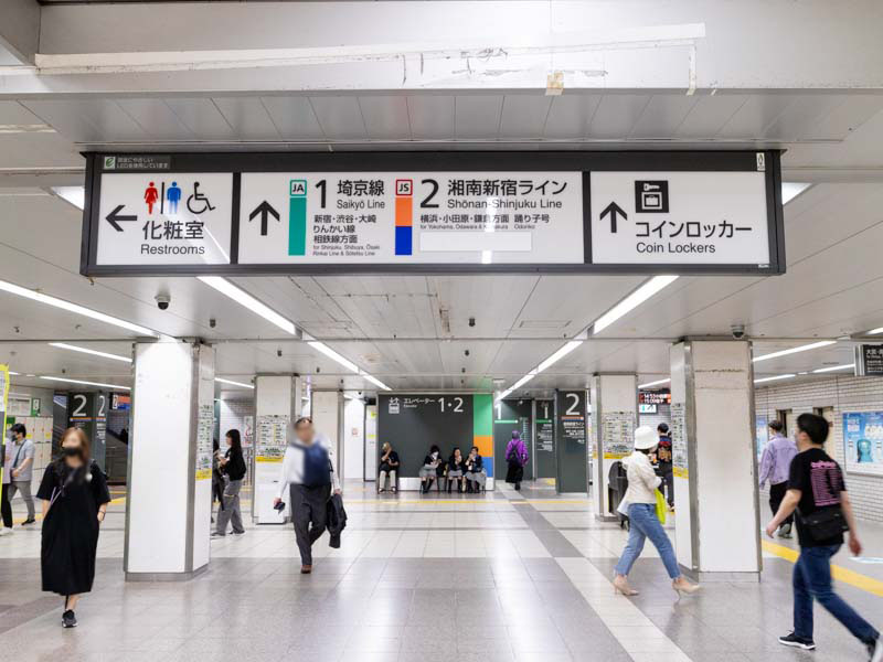 池袋駅通路の埼京線案内