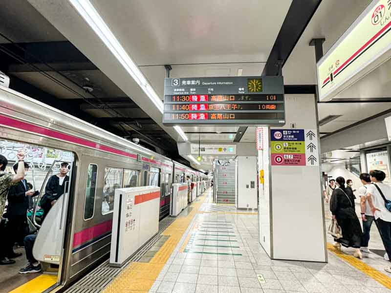 京王線新宿駅の3番線の発車案内
