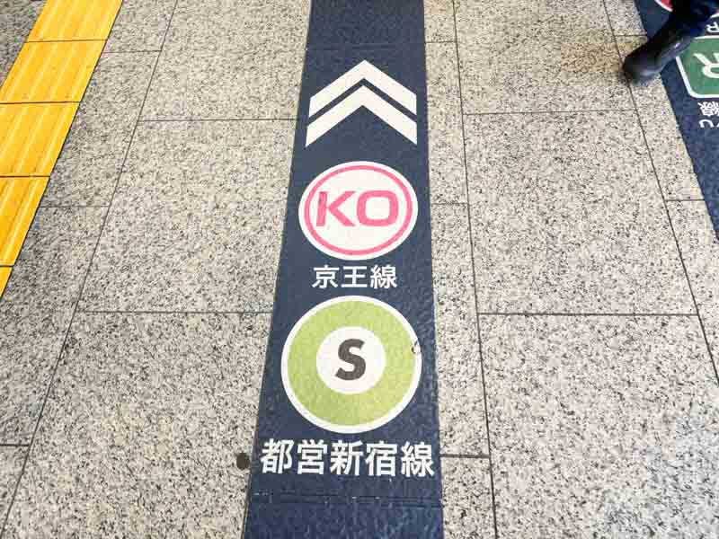 新宿駅西口通路の京王線の表示