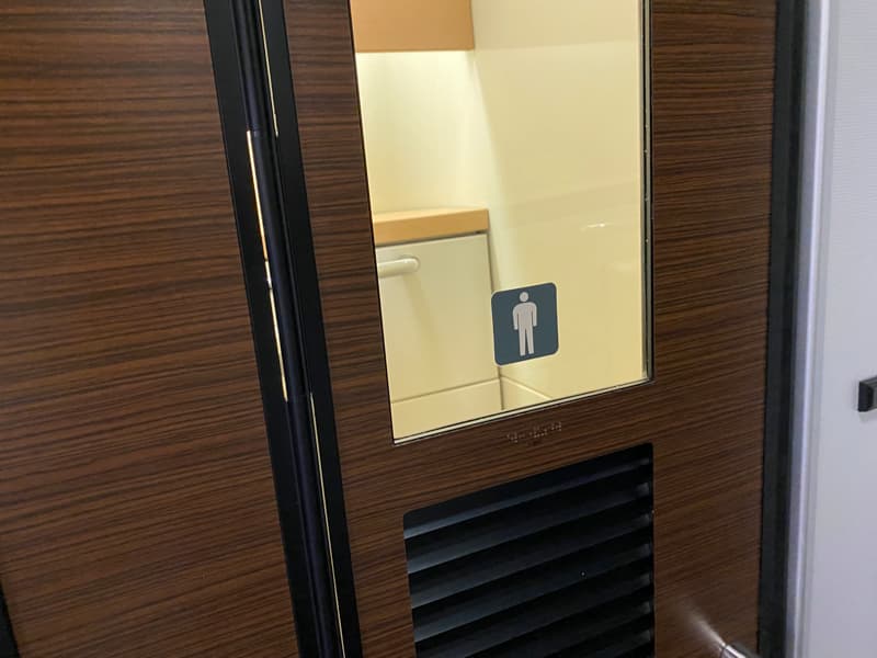 成田エクスプレスの男性トイレ