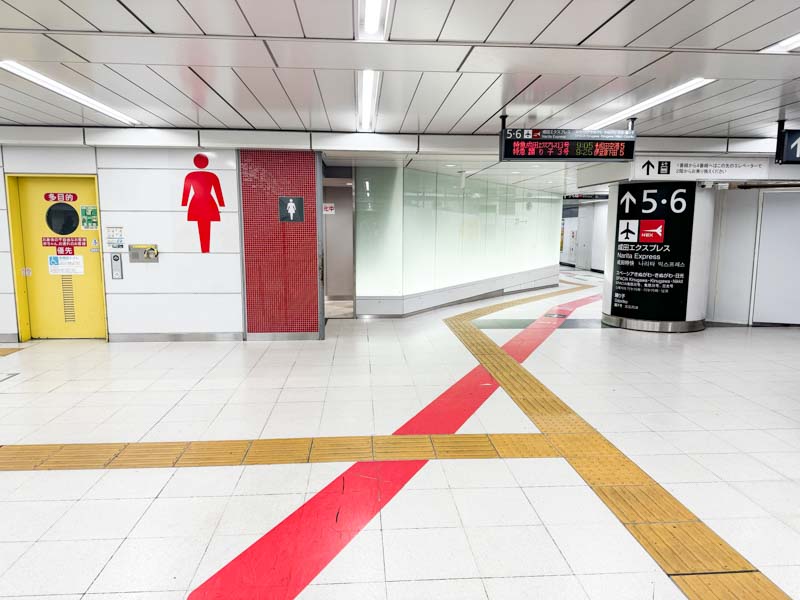 新宿駅地下1階の5・6番線への案内