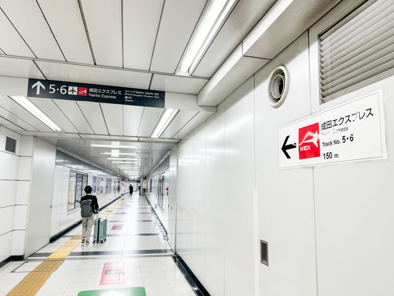 新宿駅地下1階の5・6番線までの通路
