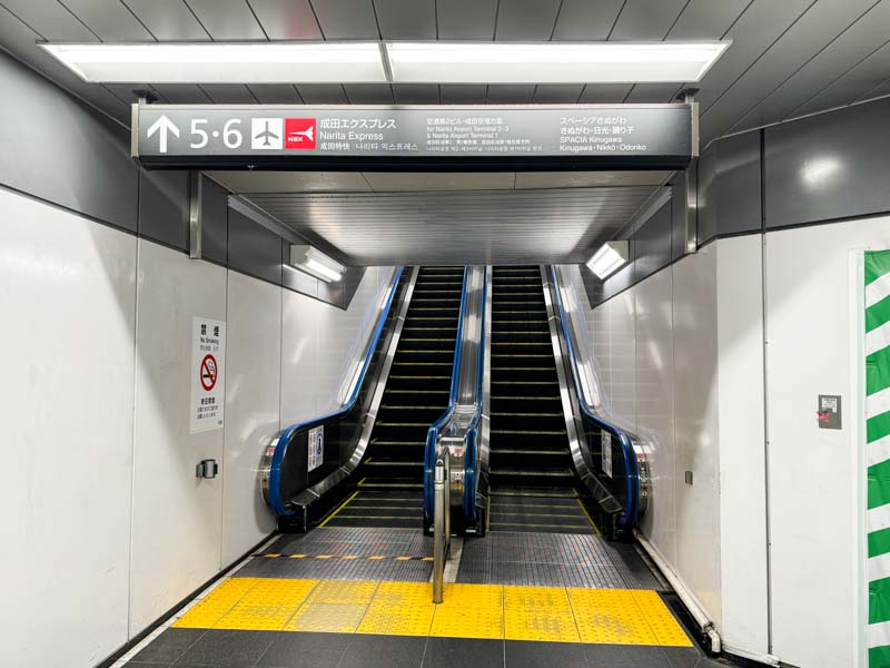 新宿駅地下1階の5・6番線までのエスカレータ
