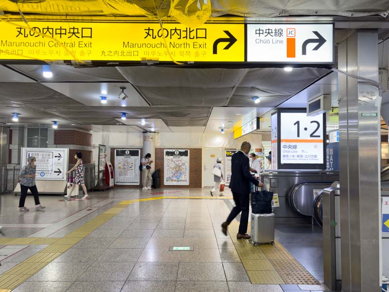 東京駅 中央線1・2番線のエスカレーター入口