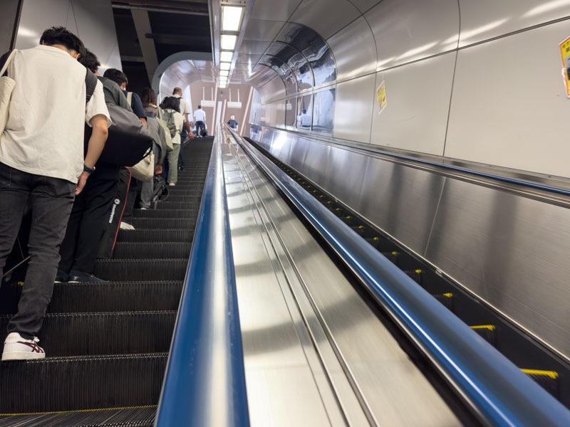 東京駅 中央線1・2番線のエスカレーターに乗っているところ