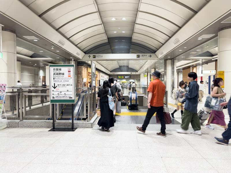 東京駅 京葉線・武蔵野線ホームへ行くエスカレーター