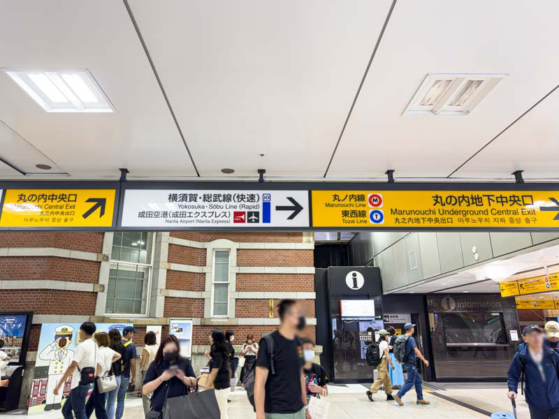 東京駅 丸ノ内中央口近く横須賀・総武線(快速)ホーム案内