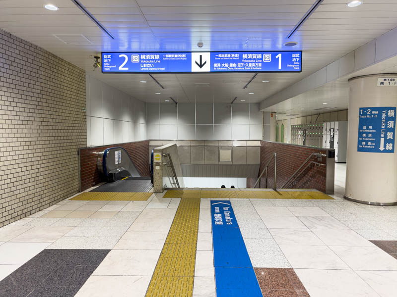 東京駅 横須賀・総武線(快速)1・2番線ホームへ行く階段