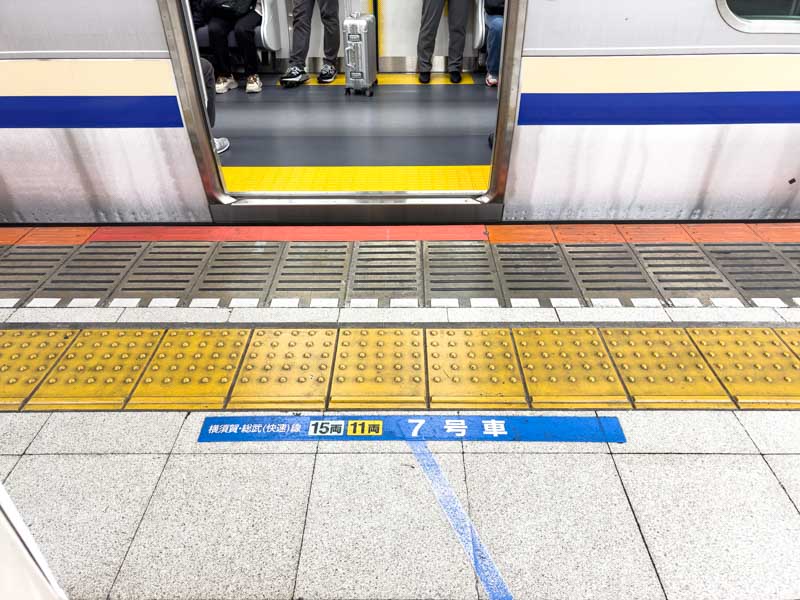 東京駅 横須賀・総武(快速)線の足元乗車口案内