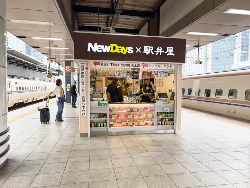 東京駅 新幹線20・21番線ホームNewDays駅弁屋