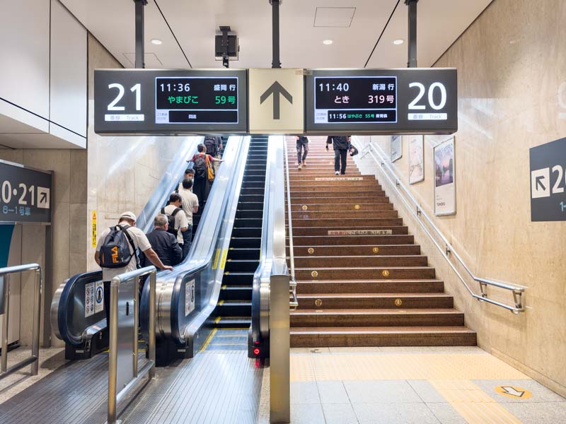 東京駅 新幹線20・21番線ホームへの階段・エスカレーター