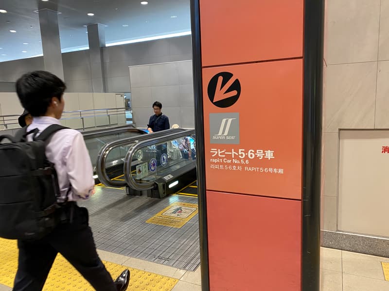 関西空港駅のラピート乗り場案内