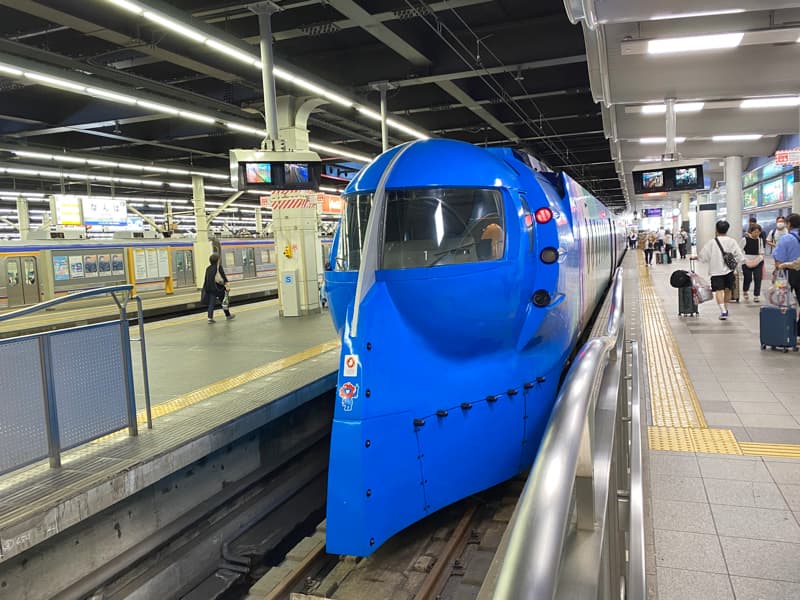 なんば駅に停車するラピート