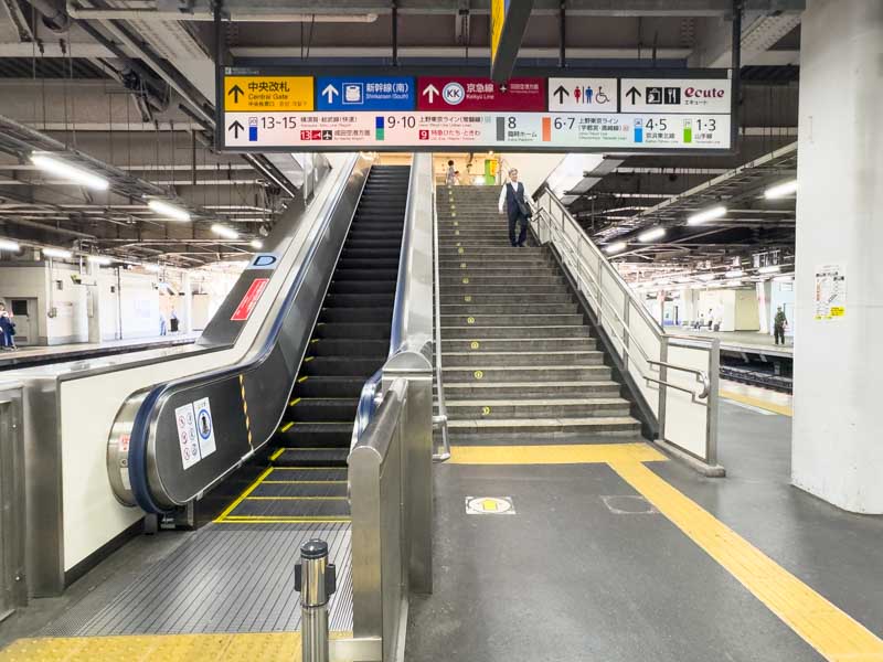 品川駅 ホームの路線案内