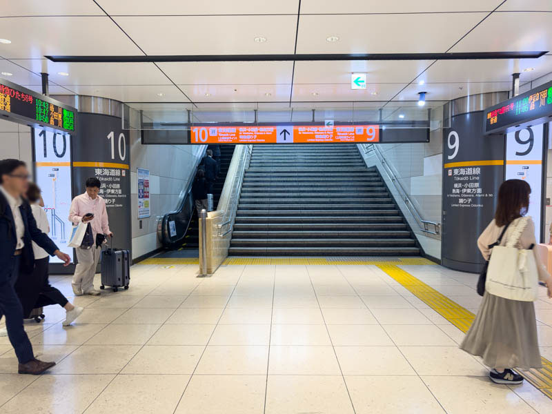 東京駅9・10番線ホームへの階段