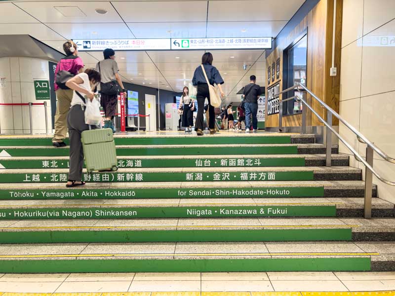 東京駅 八重洲中央口から新幹線南のりかえ口への階段