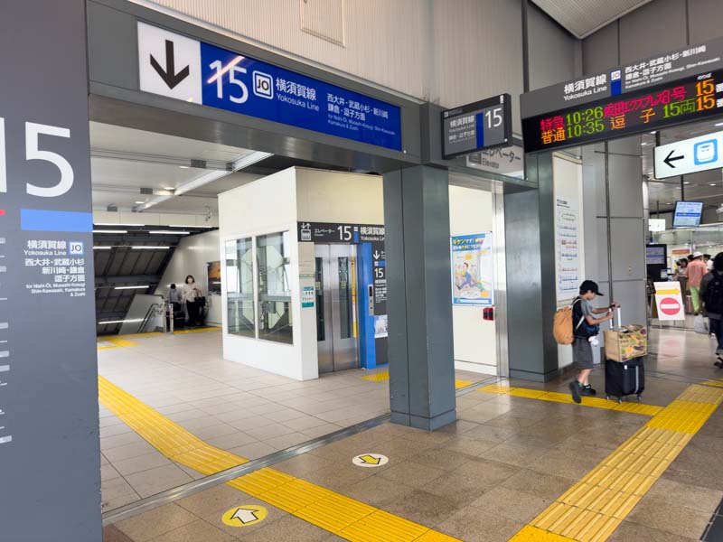 品川駅 総武線(快速)15番線ホームへの階段