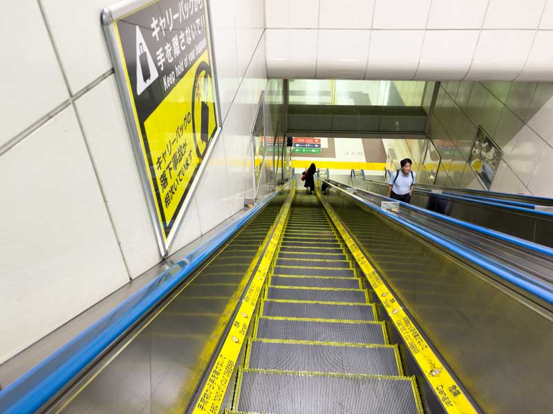 上野駅 新幹線ホームへのエスカレーター下るところ(1階)