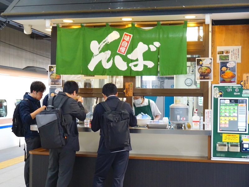 長野駅　新幹線乗り場　立ち食いそばのお店
