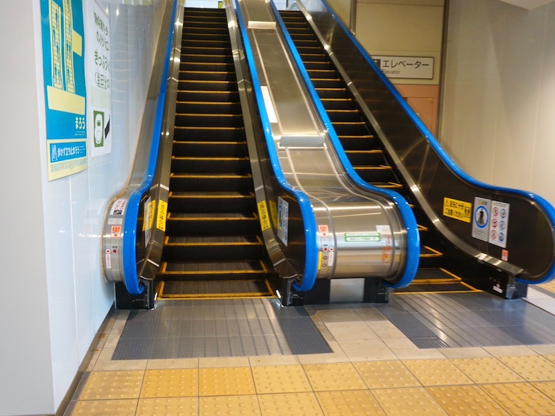 仙台駅　新幹線のりかえ口に続くエスカレーター