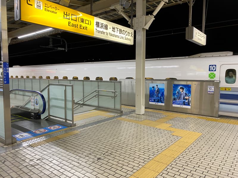 新幹線新横浜駅のエスカレーターと階段