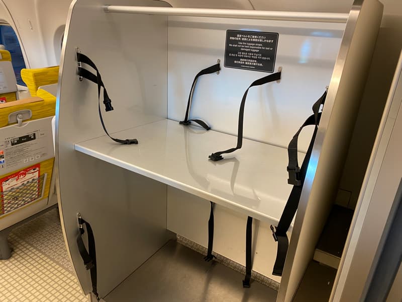 西九州新幹線の荷物置き場