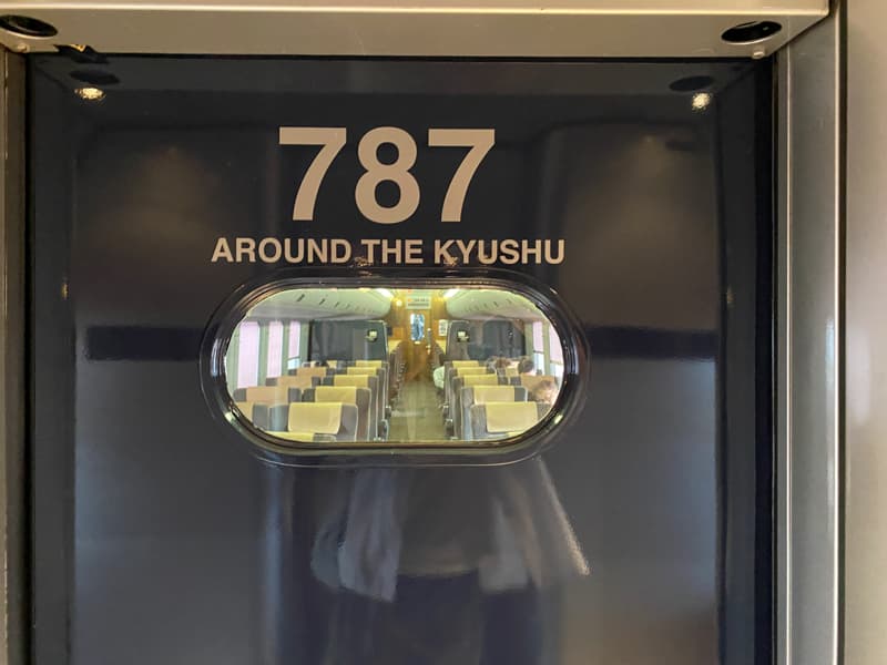 リレーかもめの車内