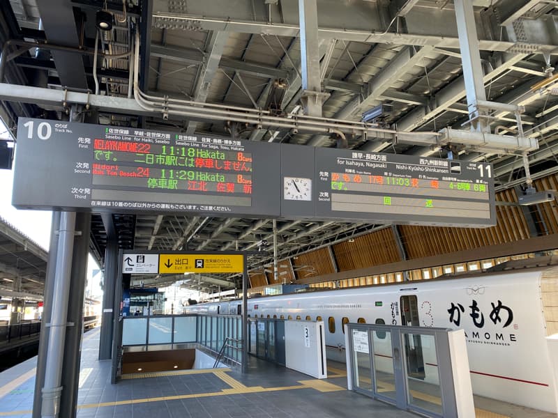 武雄温泉駅ホーム リレーかもめから西九州新幹線への乗り換え